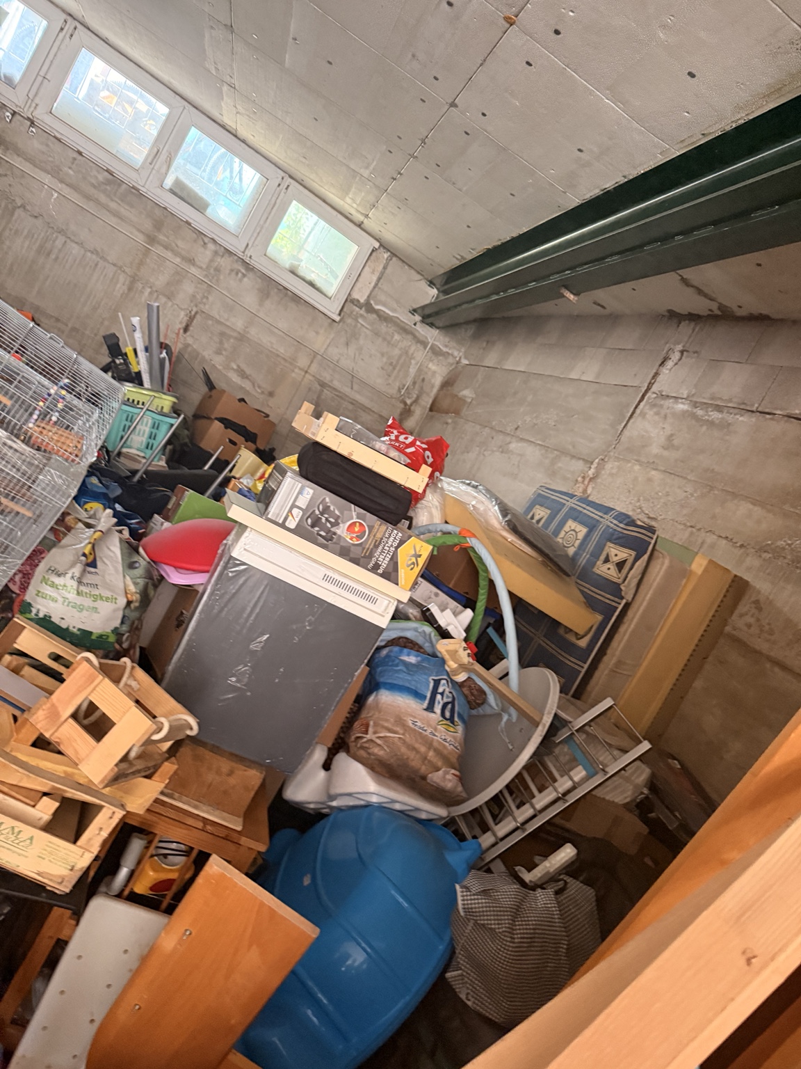 Lagerraum vor der Entrümpelung bei einem echten FIX48 Einsatz im Raum Mühlacker und Heilbronn